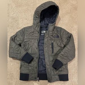 Boys size XS (6) dark green north face. Inside of Jacket is black